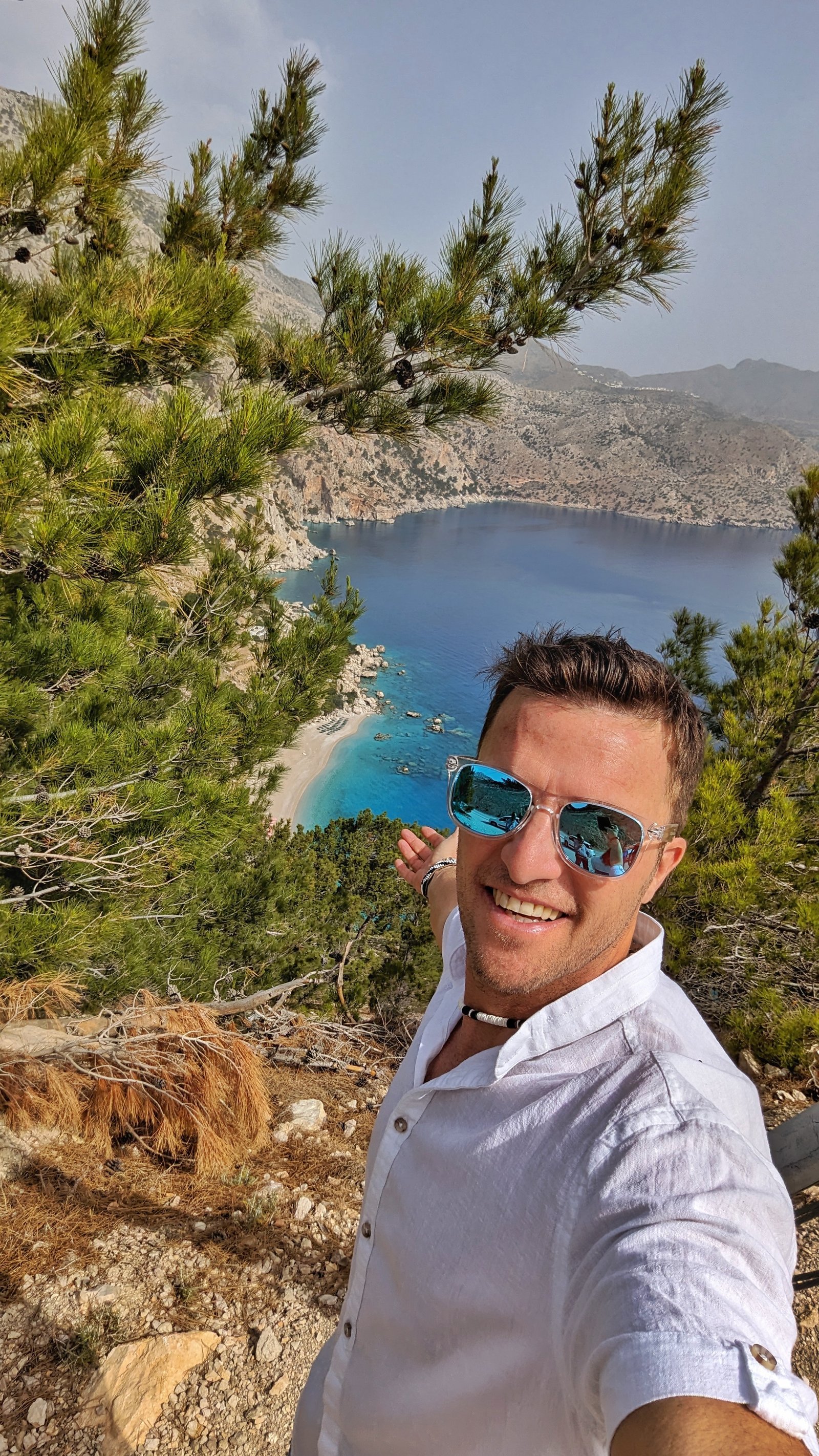 Panorama di Apella dall'alto, con la baia e le falesie sulla costa est di Karpathos