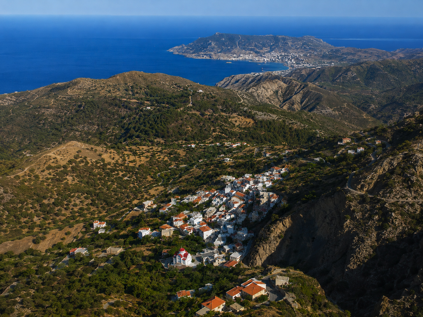 Scalinata bianca e blu tra le case di un villaggio di montagna a Karpathos