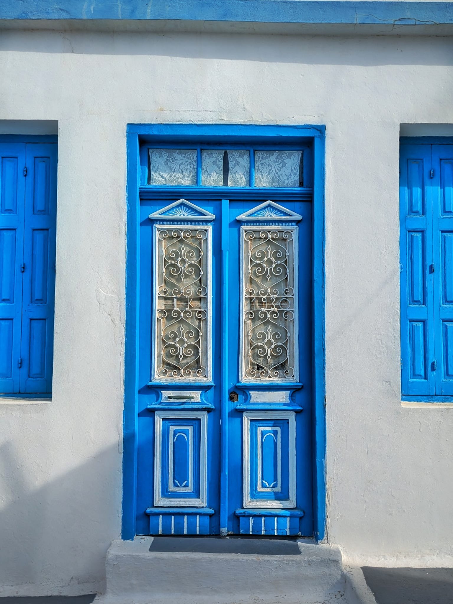 Porta azzurra di una casa tradizionale nel villaggio di Olympos a Karpathos